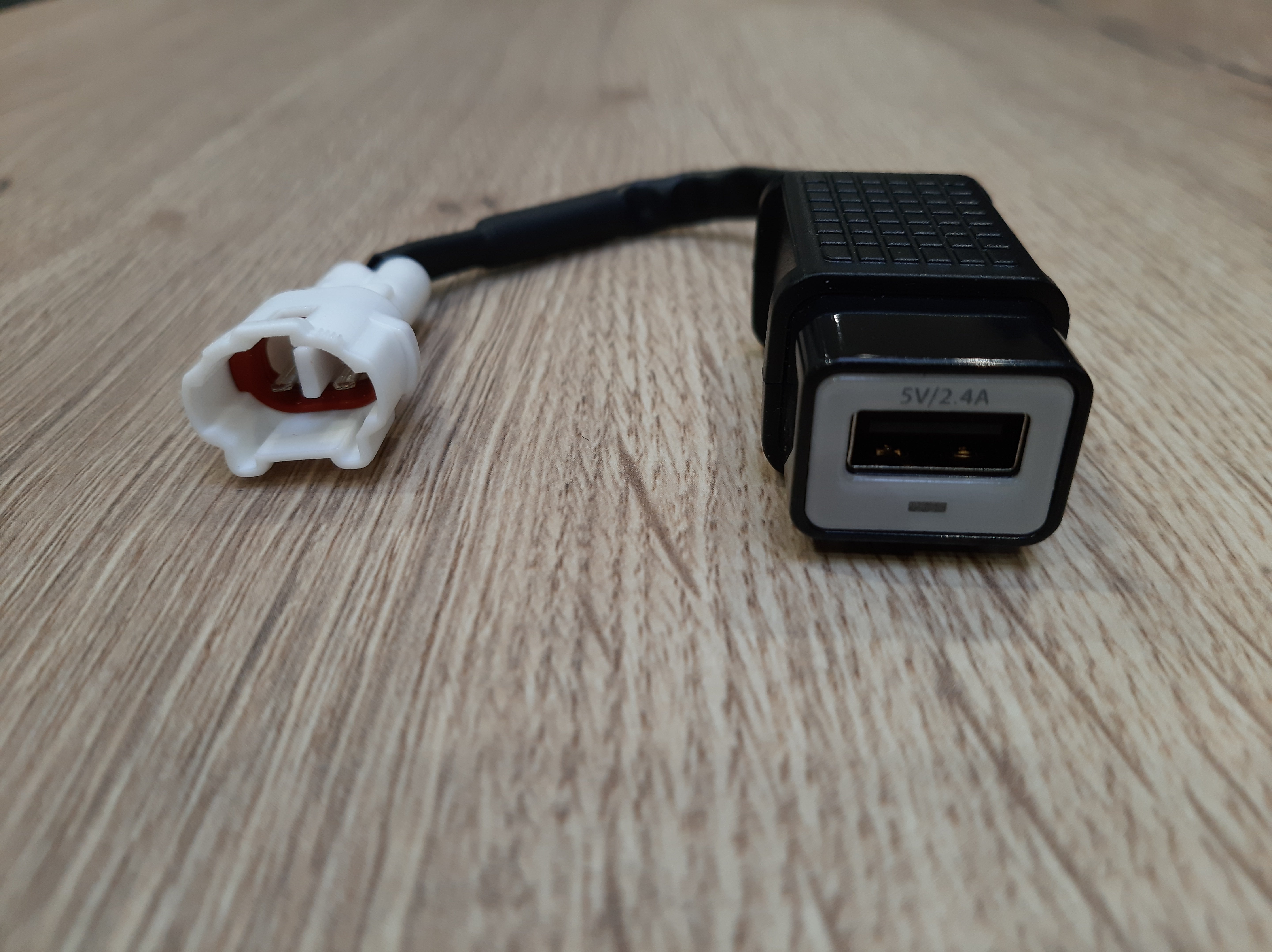 USB-A adapter 95 mm 5V Yamaha Tracer 7