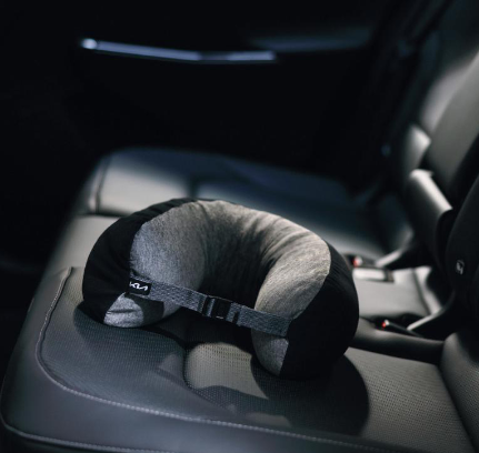 Kia upcycling cestovní polštář šedý